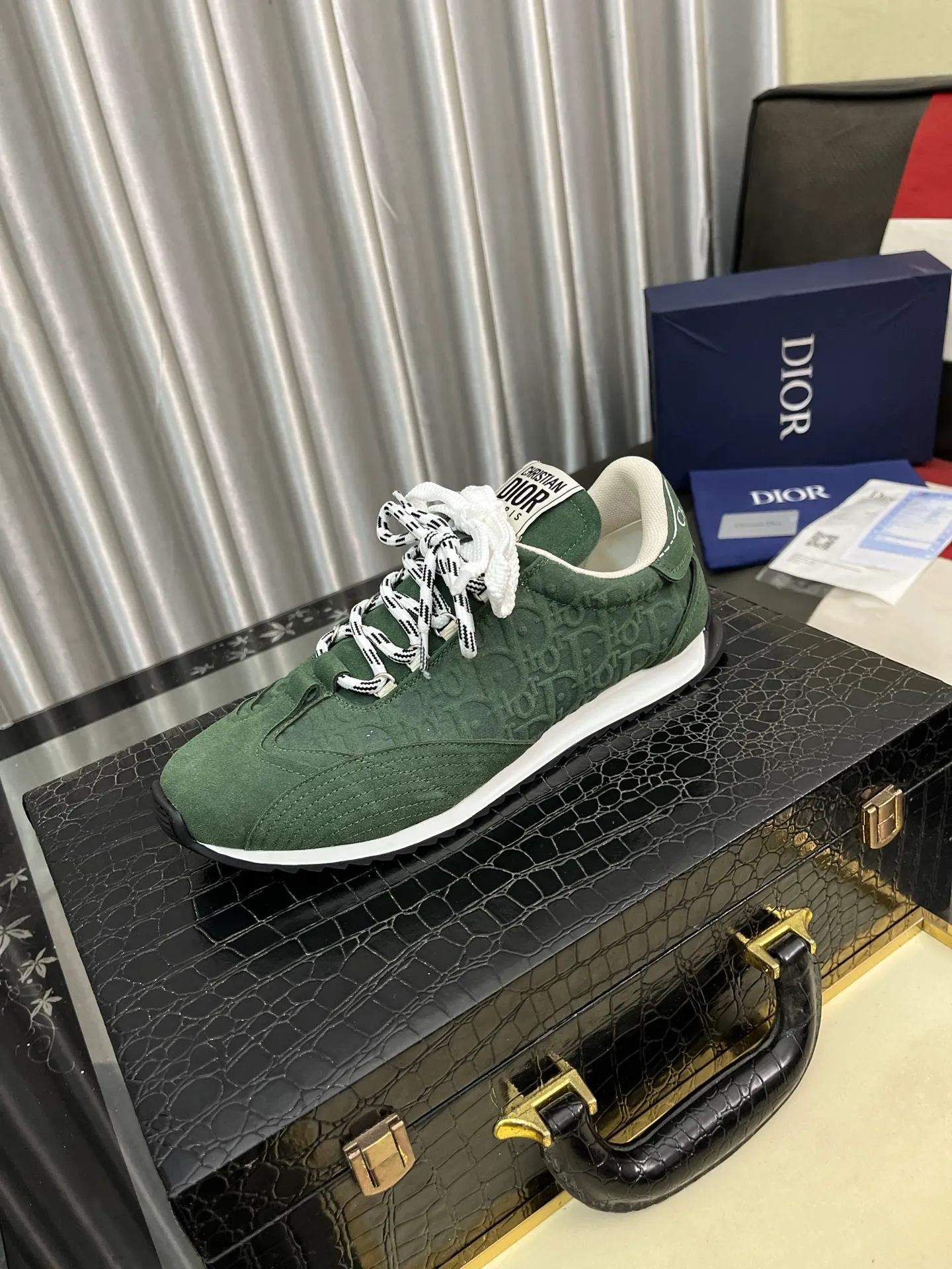 Men's shoes 💰500⌚️⌚️Dior original quality.~ Unique modern style sneakers. 🏃A must-have casual shoe for trendy men😍😍 Original brand imported from Italy, imported original leather, sheep lining (refuses to discolor and grind feet) Sole: Original sole provided by the original factory, French lazy style design ⚠️Fit to the feet, original quality, super comfortable original sole. Just like shooting the real thing 🎬The real thing is better Code number: 38-446️⃣Colors available